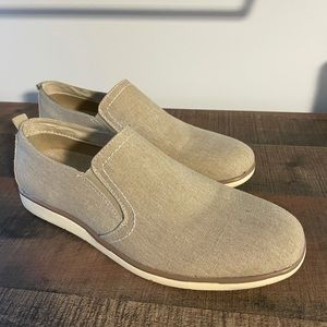 Men’s loafers. Great for a warm beach vacation. Excellent condition.